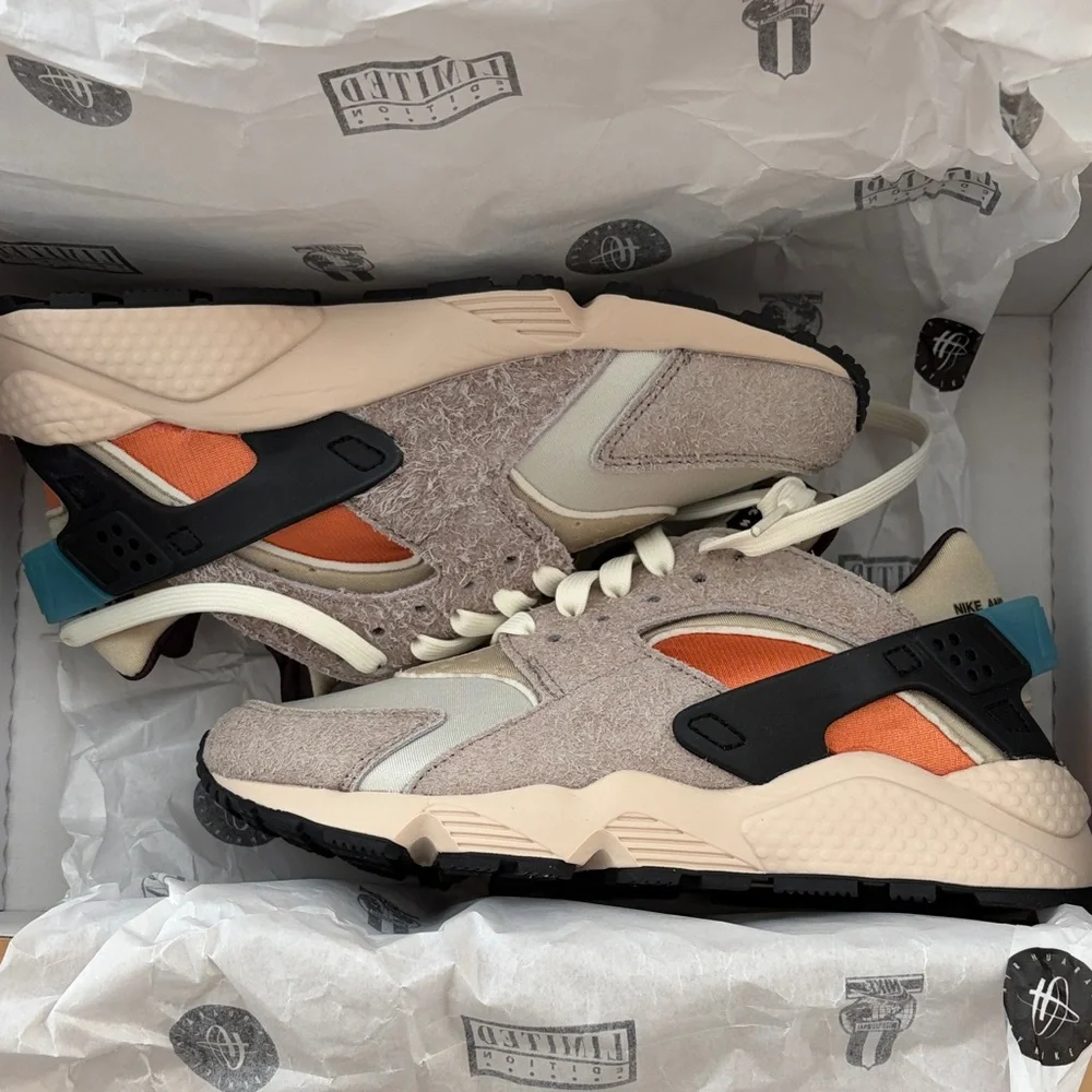Nike Air Huarache, W7.5 - Picture 1 of 5